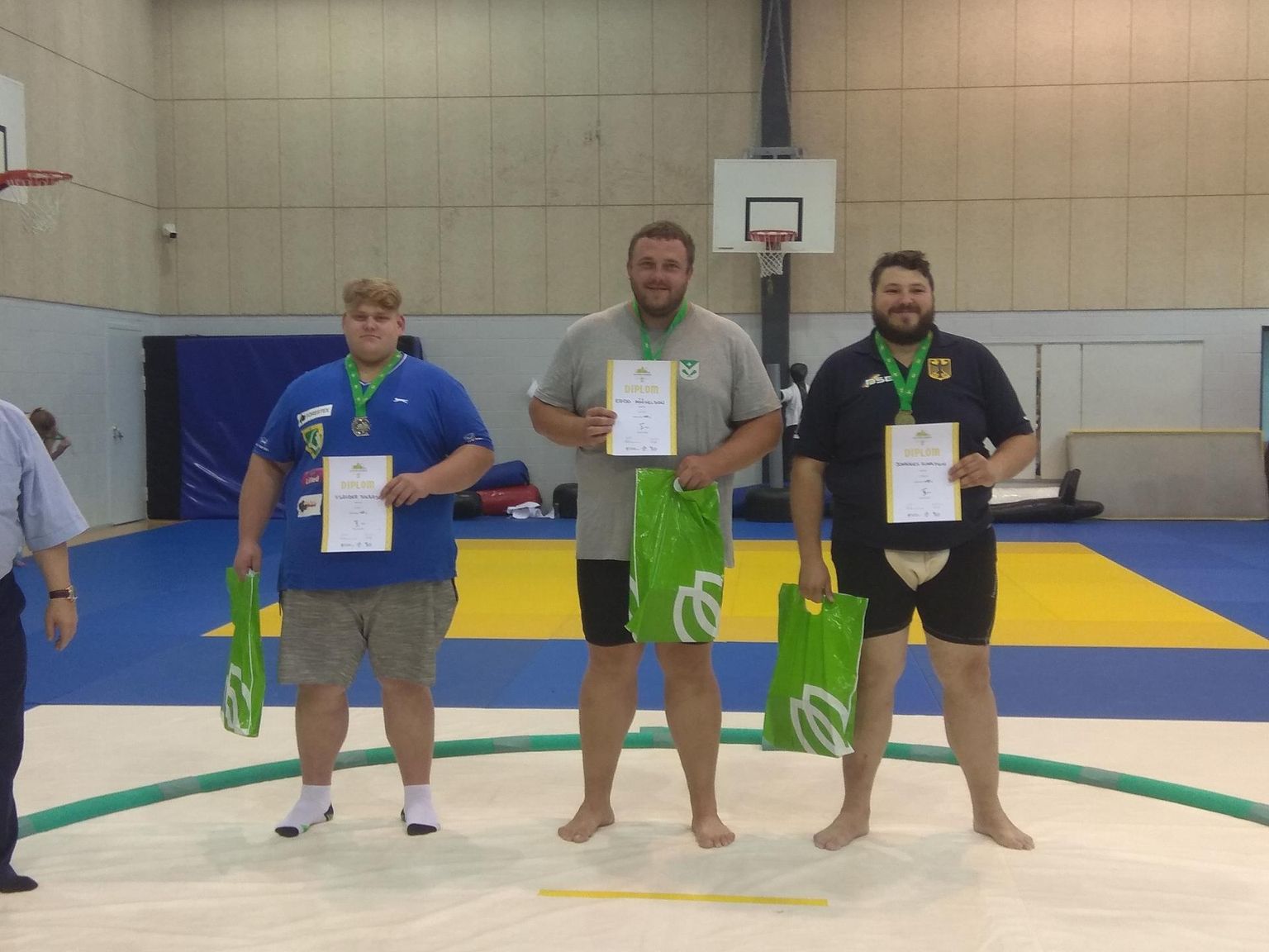 Kuni 115-kiloste meeste esikolmik Eestimaa suvemängudel: teise koha võitnud Xsander Solbaja (vasakult), esikohamees Kaido Höövelson ja 3. koha saavutanud Johannes Schalygin Saksamaalt. FOTO: erakogu