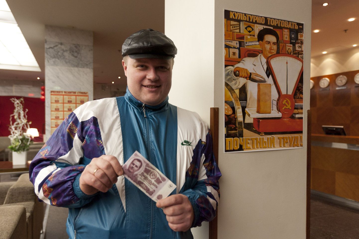 Среди гостей был на открытии и советский спекулянт – здоровый мужик в кепке и спортивном костюме, покупавший что угодно за фальшивые рубли и доллары с портретами работников гостиницы Viru.