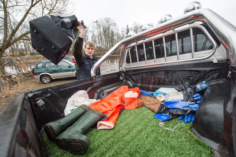 Töö tehtud ja jalgpalli mängima! Piiroja viskab Pärnus trennikoti kunstmuruga kaetud autokasti ja alustab teekonda Tallinna, et pidada ära oma lahkumismäng.