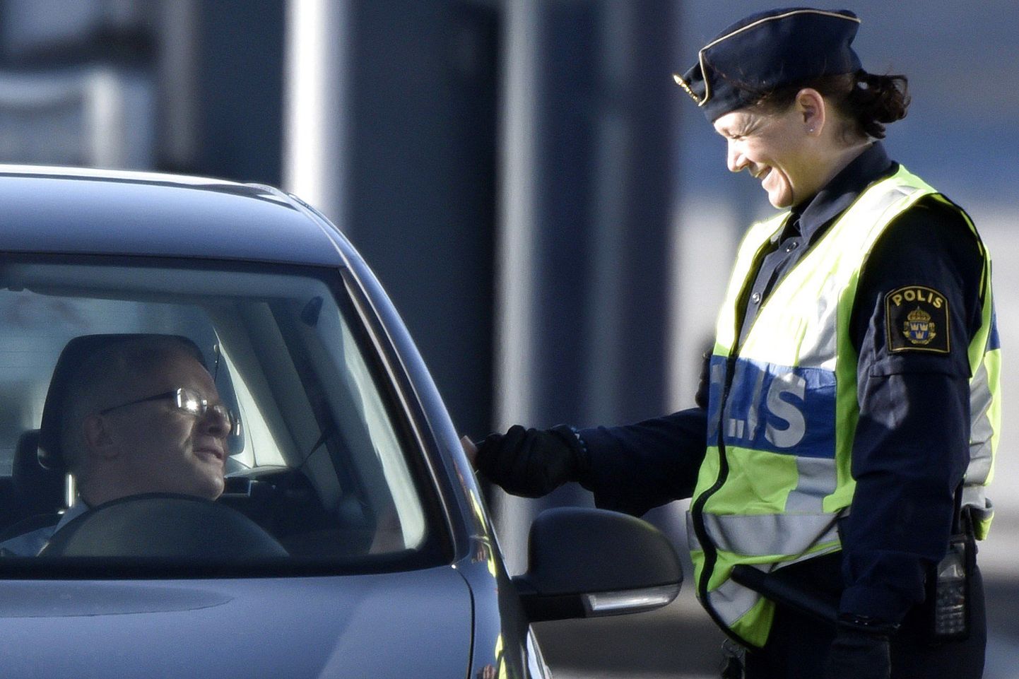 Rootsi politsei Øresundi silla Rootsi-poolses otsas isikutunnistusi kontrollimas.