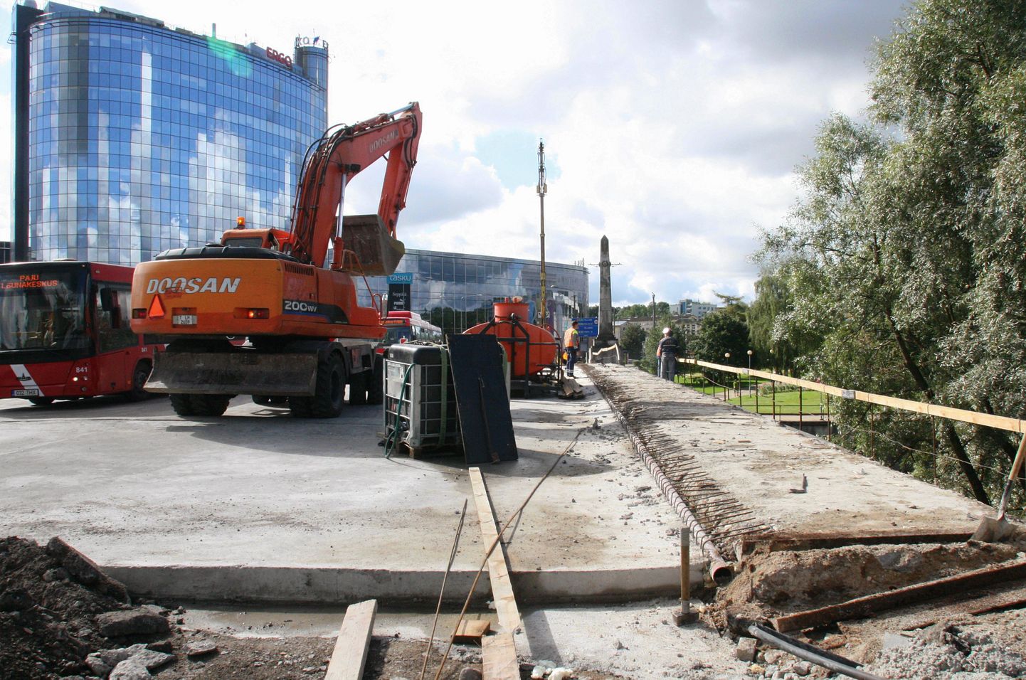 1. septembrist hakkab Võidu sillal liiklus käima betoonist sillaplaadil, samal ajal ehitustööd jätkuvad.