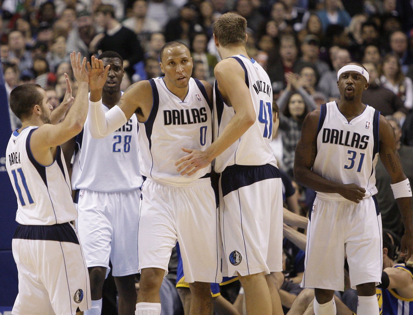Dallas Mavericksi mängijad rõõmustavad võidu üle.