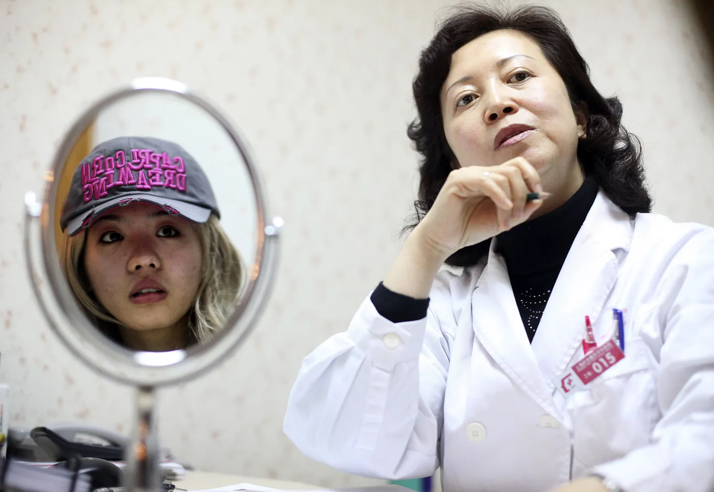 Noor naine, Shanghai ilukirurgia kliinikus konsultatsioonil.