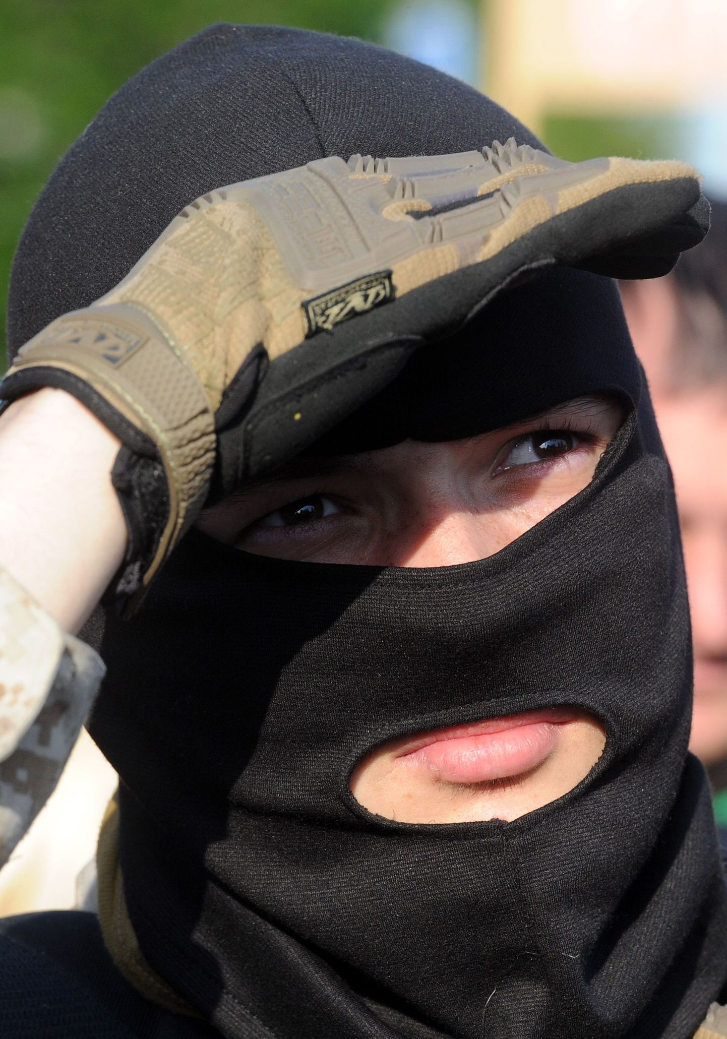 Мужчина в маске в Луганске.