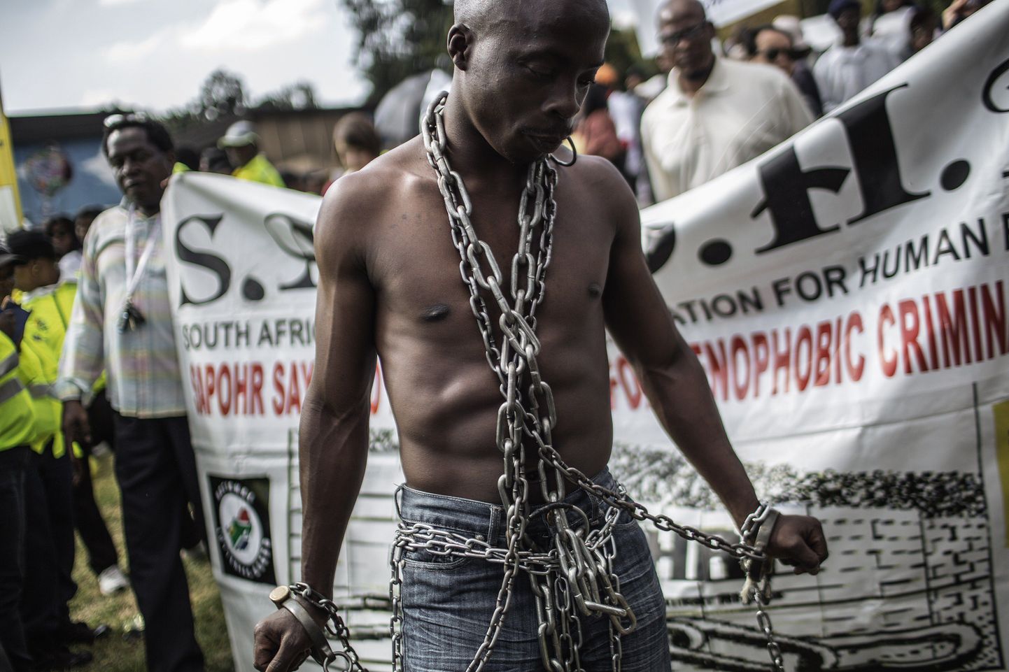 Mees ahelates protesteerimas rassismi vastu Johannesburgis Lõuna-Aafrikas.