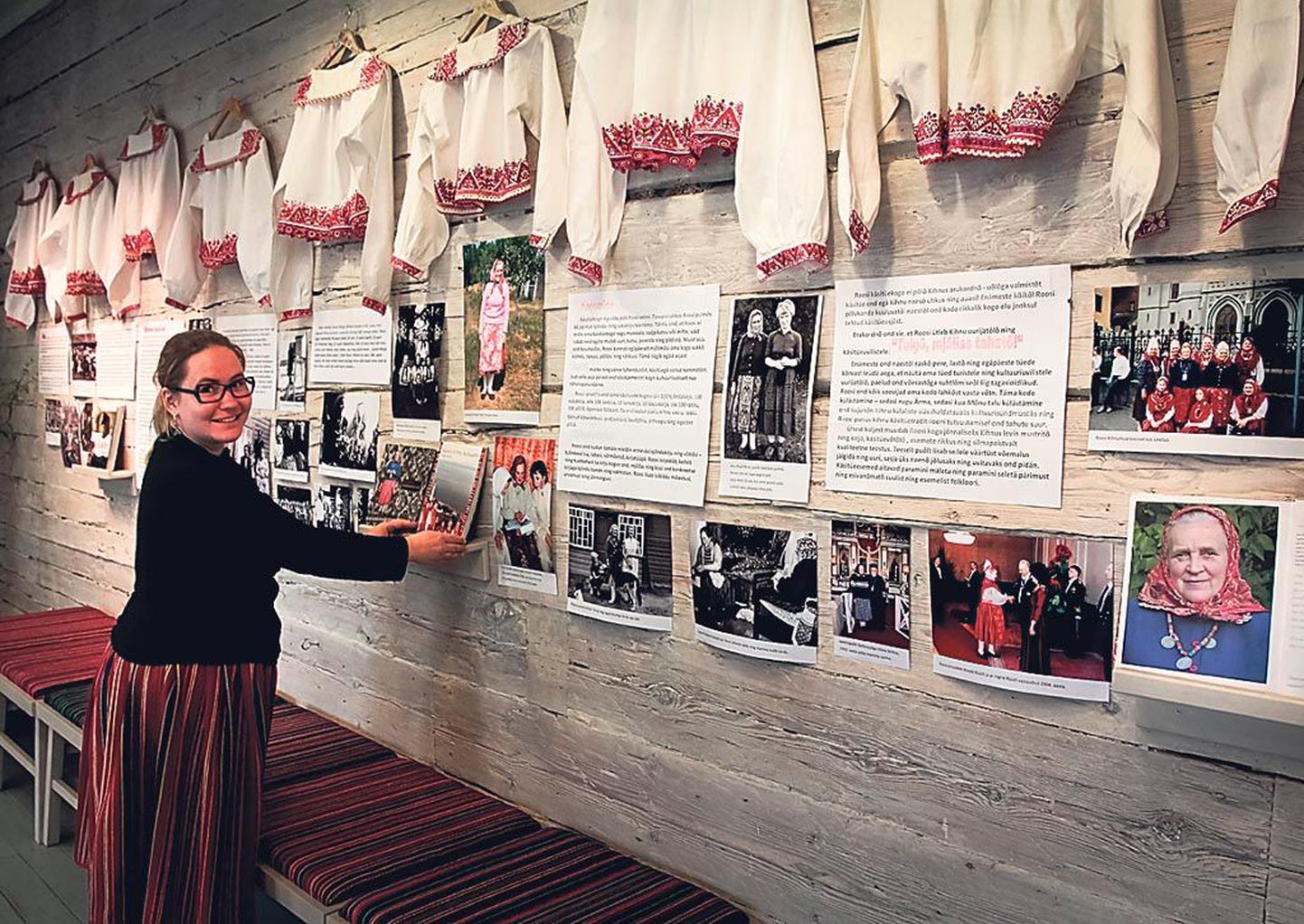 Kihnu käsitöömeistri Ärma Roosi 80. sünnipäeval avati muuseumis tema esimene isikunäitus. Välja pandud kirjandusega tutvub viiuliõpetaja Kuraga Mari.