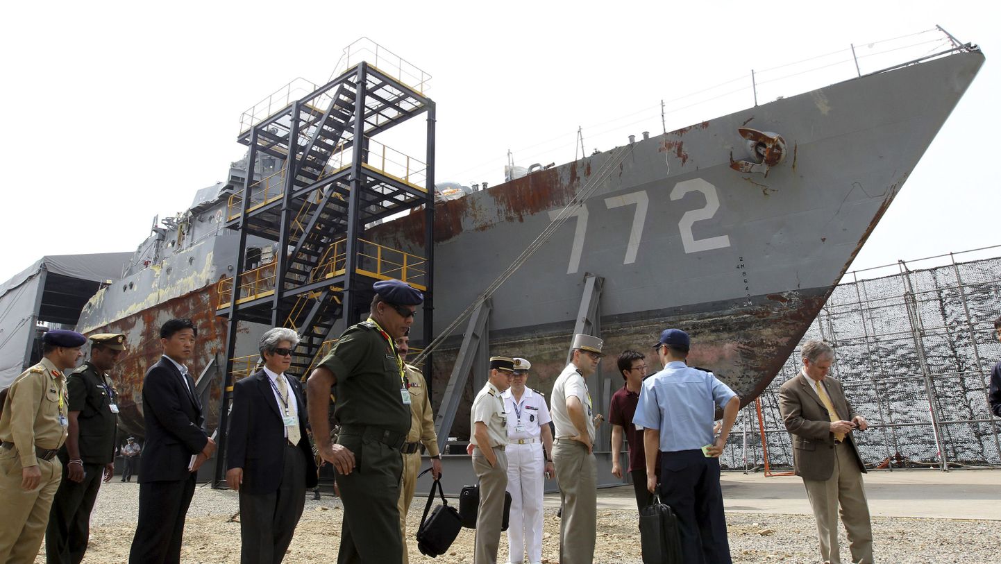 Ametnikud uurivad Lõuna-Korea sõjalaeva vrakki.