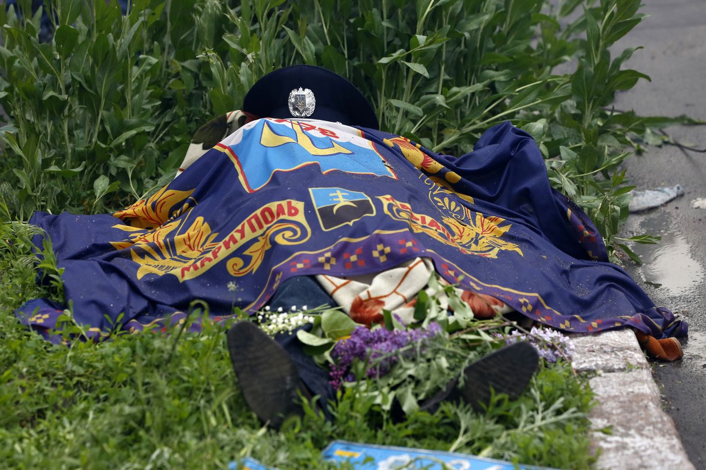 Ukraina miilitsa surnukeha Mariupolis.