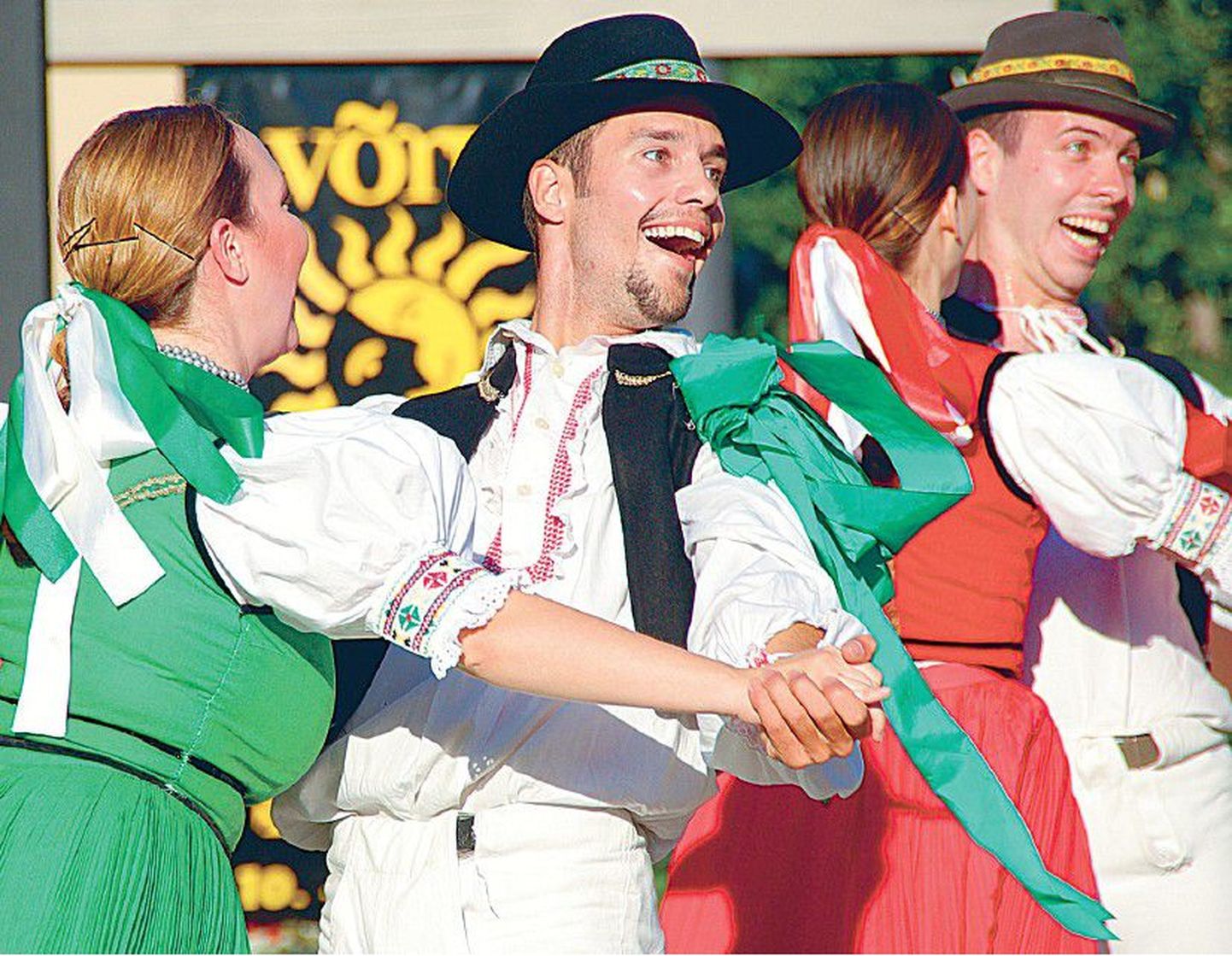 14. aastat toimuv Võru Folk on erinevalt teistest pärimusmuusikapidudest rohkem üles ehitatud tantsule. Tänavusel Võru Folgil esinenud Poola rahvatantsurühma Poltex tants rääkis sellest, mis  juhtub  pärast  ehalkäimist.