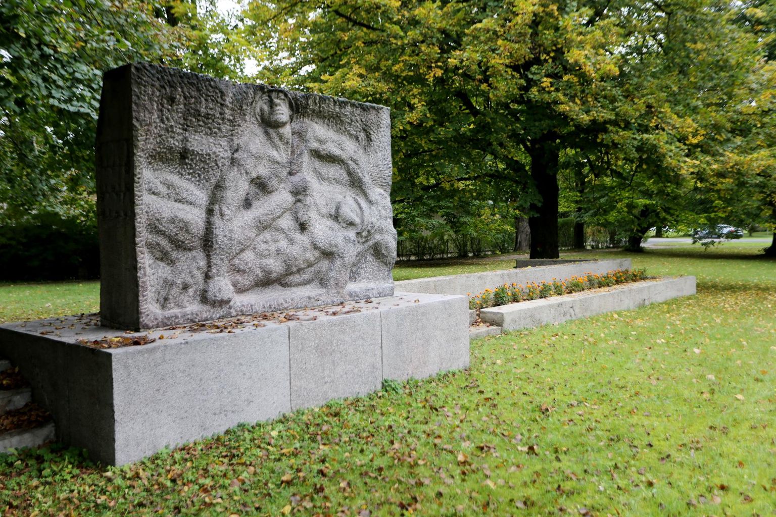 Elvas koolimaja vastas olev sõjahaud ja monument ootavad oma järge, et need avalikust ruumist eemaldada.