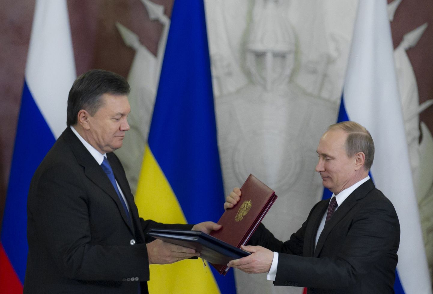 Ukraina president Viktor Janukovõtš (vasakul) koos Vene liidri Vladimir Putiniga eile Moskvas.