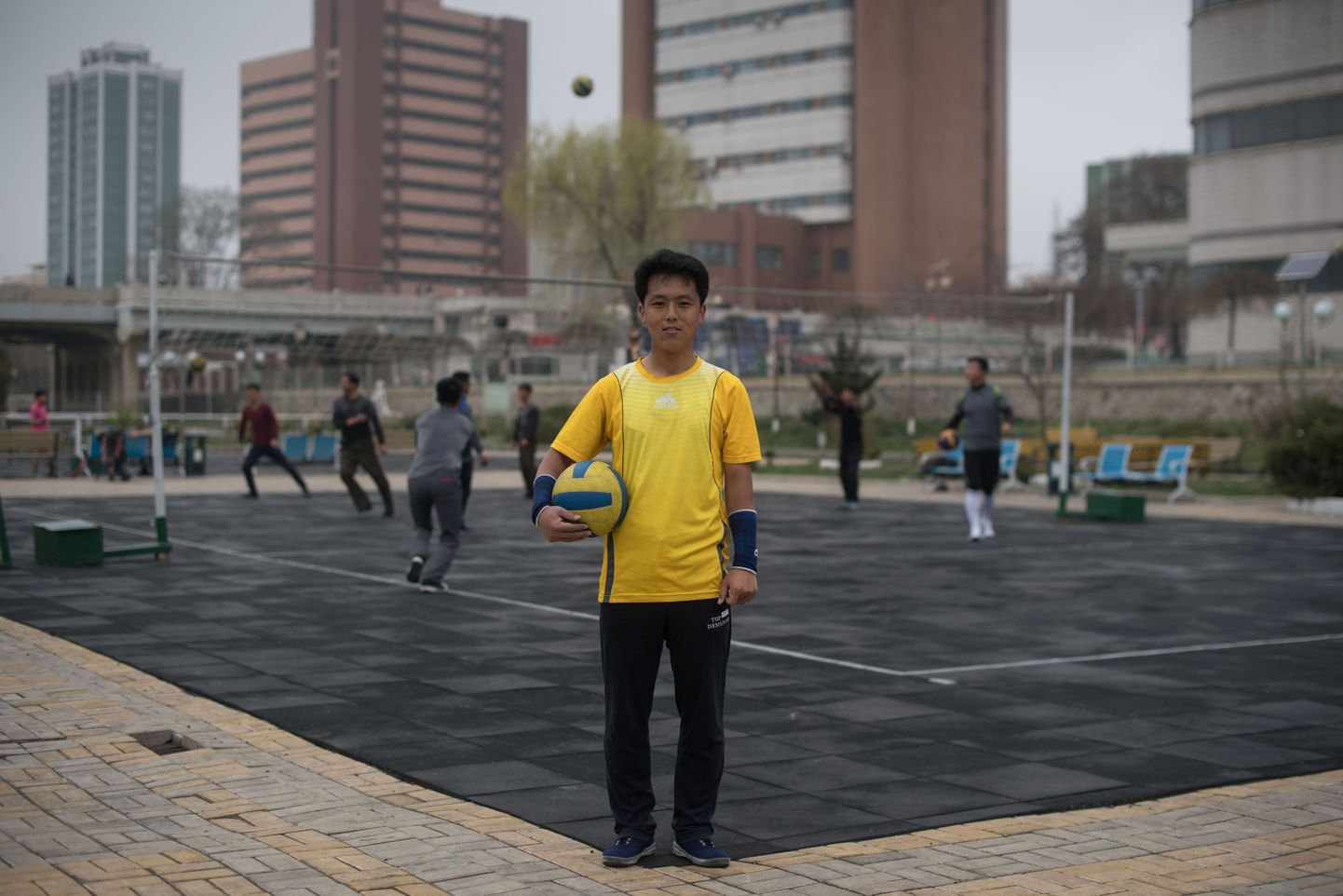 Põhjakorealane pealinnas Pyongyangis võrkpalliga poseerimas.
