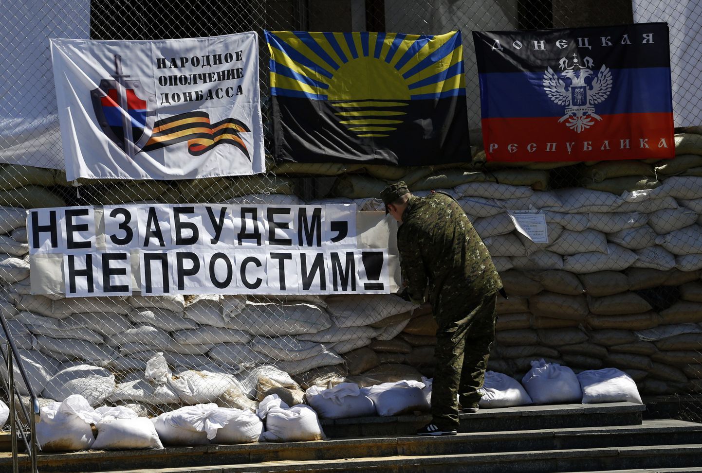 Антитеррористическая операция, проводимая силовиками на юго-востоке Украины, будет продолжена вне зависимости от проведения референдума о самоопределении в самопровозглашенной «Донецкой народной республике».