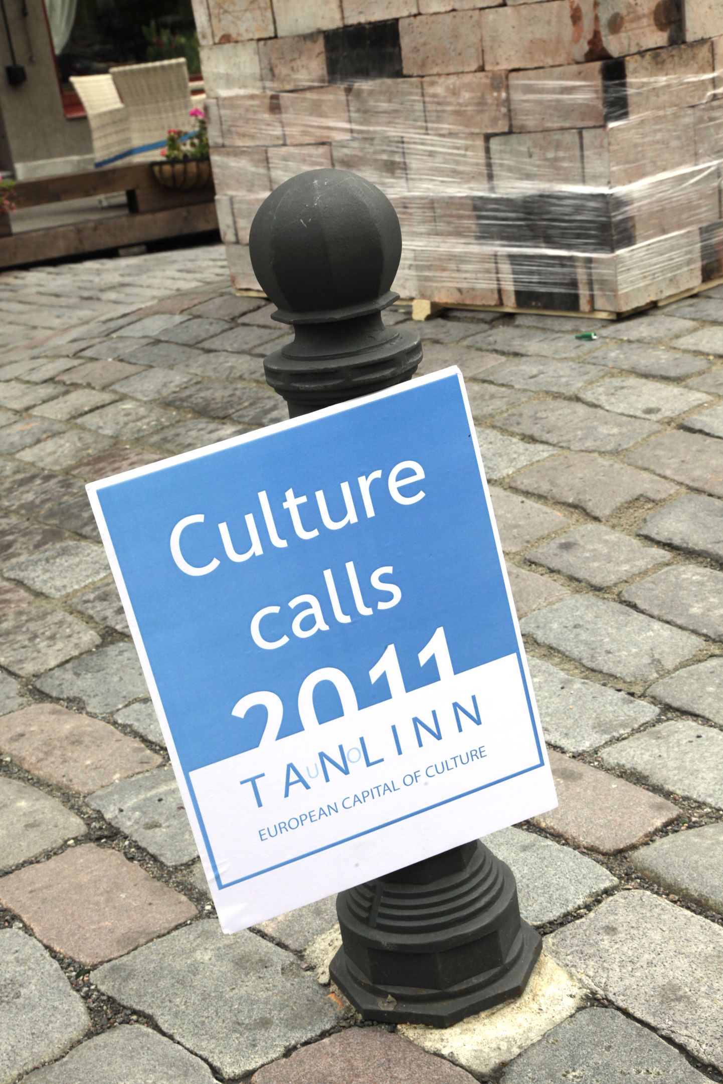 Tauno Kangro kuju «Korstnapühkija» Tallinna südalinnas sai täna varahommikul linnakunstnike poolt omale ümber tellistest laotud korstna ning reklaami «Culture calls - Tanlinn», mida hoolikamal uurimisel saab lugeda kui Taunolinn.