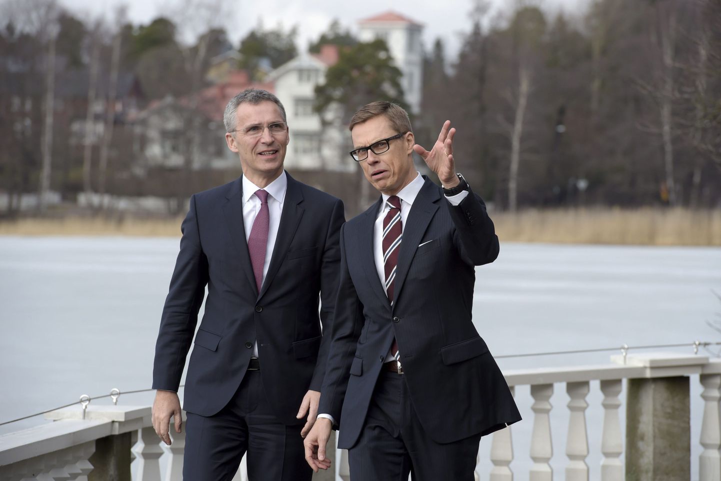Soome peaminister Alexander Stubb (Koonderakond, paremal) vestlushoos NATO peasekretäri Jens Stoltenbergiga Kesärantas 5. märtsil.