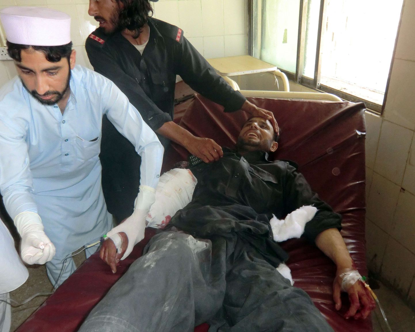 Pakistani arst aitab rünnakus viga saanut.