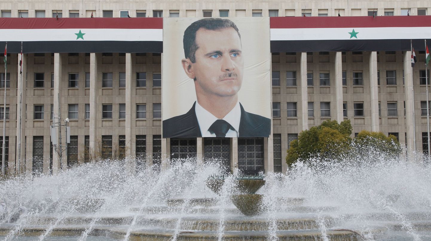 Süüria presidendi Bashar al-Assadi portree koos riigilippudega keskpanga hoonel Damaskuses.
