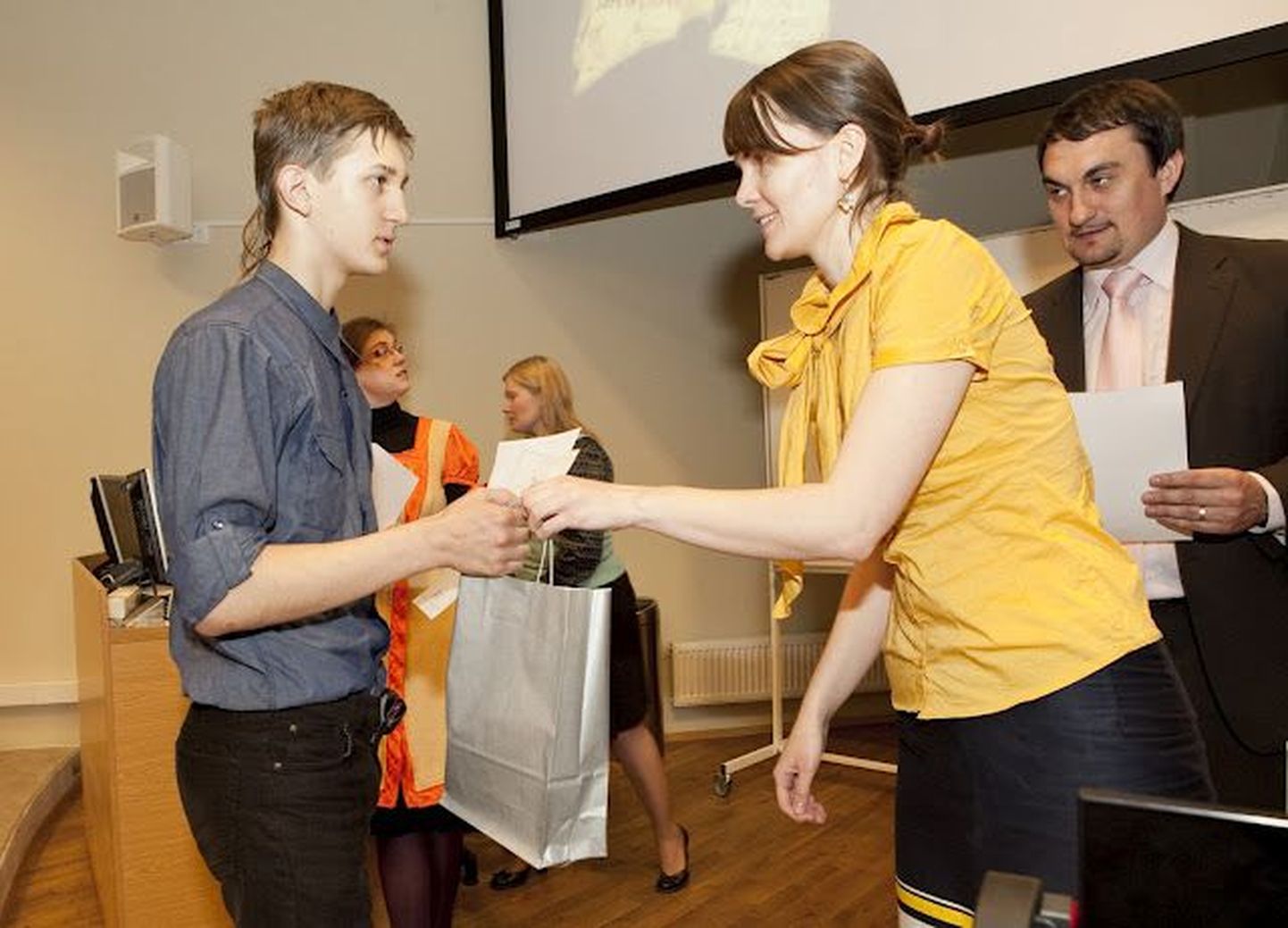 Dmitri Domoskanov Tiigrihüppe õpilaskonkursside lõpuüritusel auhinda kätte saamas