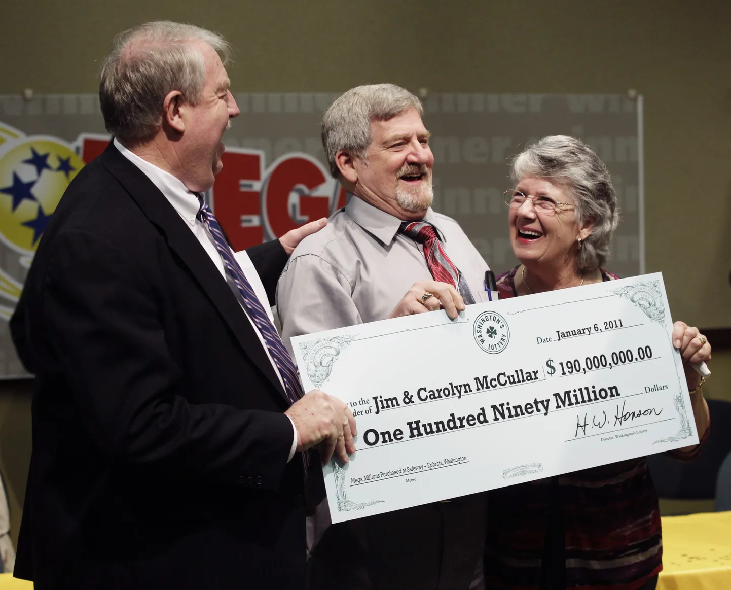 Победитель лотереи Джим Маккюллар с чеком на 190 миллионов долларов.