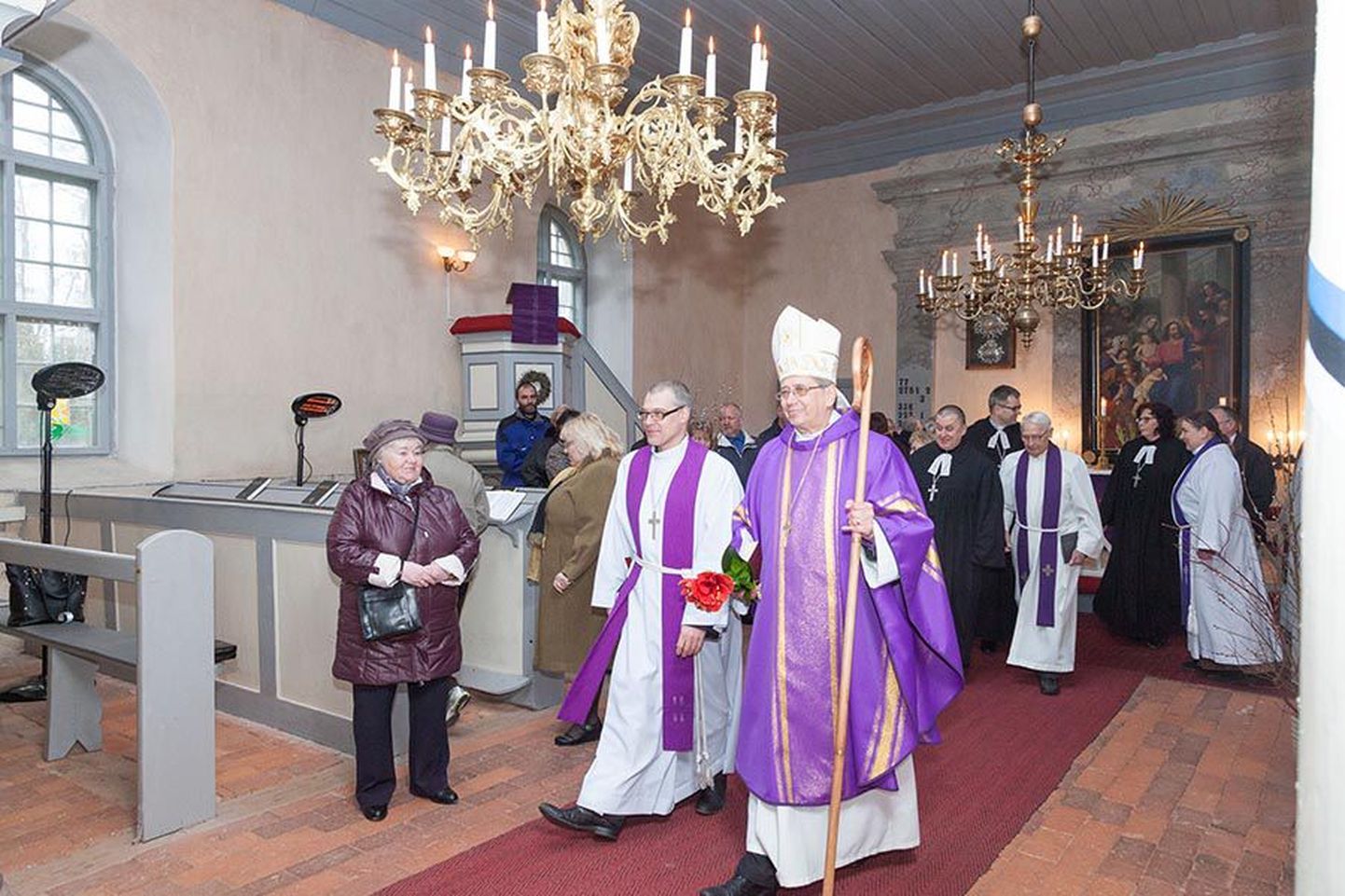 Jumalateenistusel Kõpu Peetri kirikus kõndisid kõige ees piiskop Joel Luhamets (paremal) ja Viljandi praost Marko Tiitus.