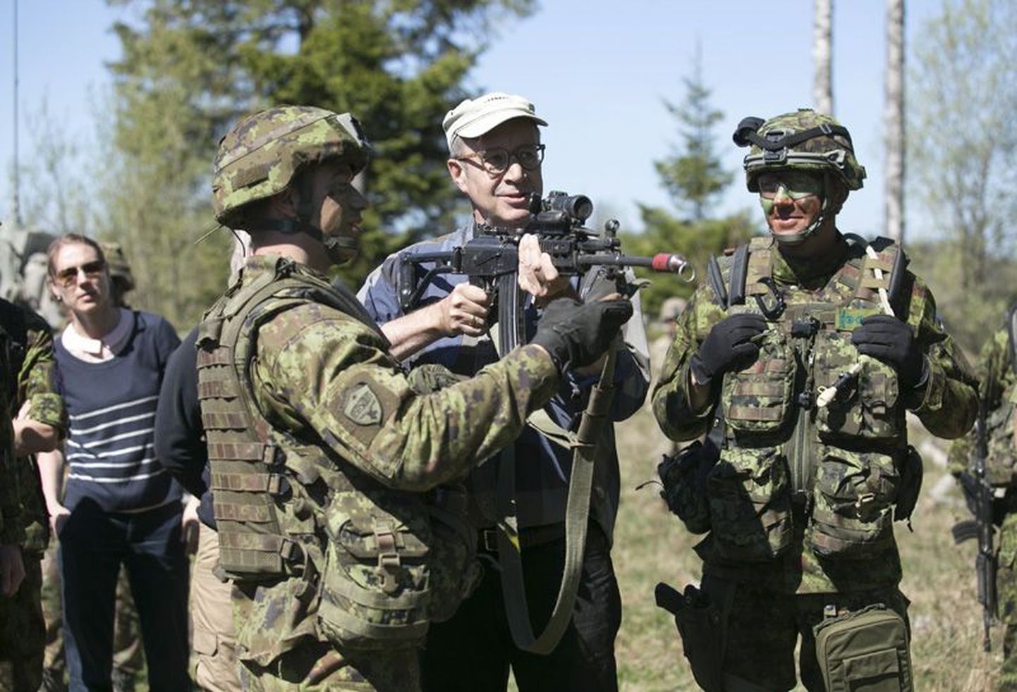 Kaitseväelased ja president Toomas Hendrik Ilves.