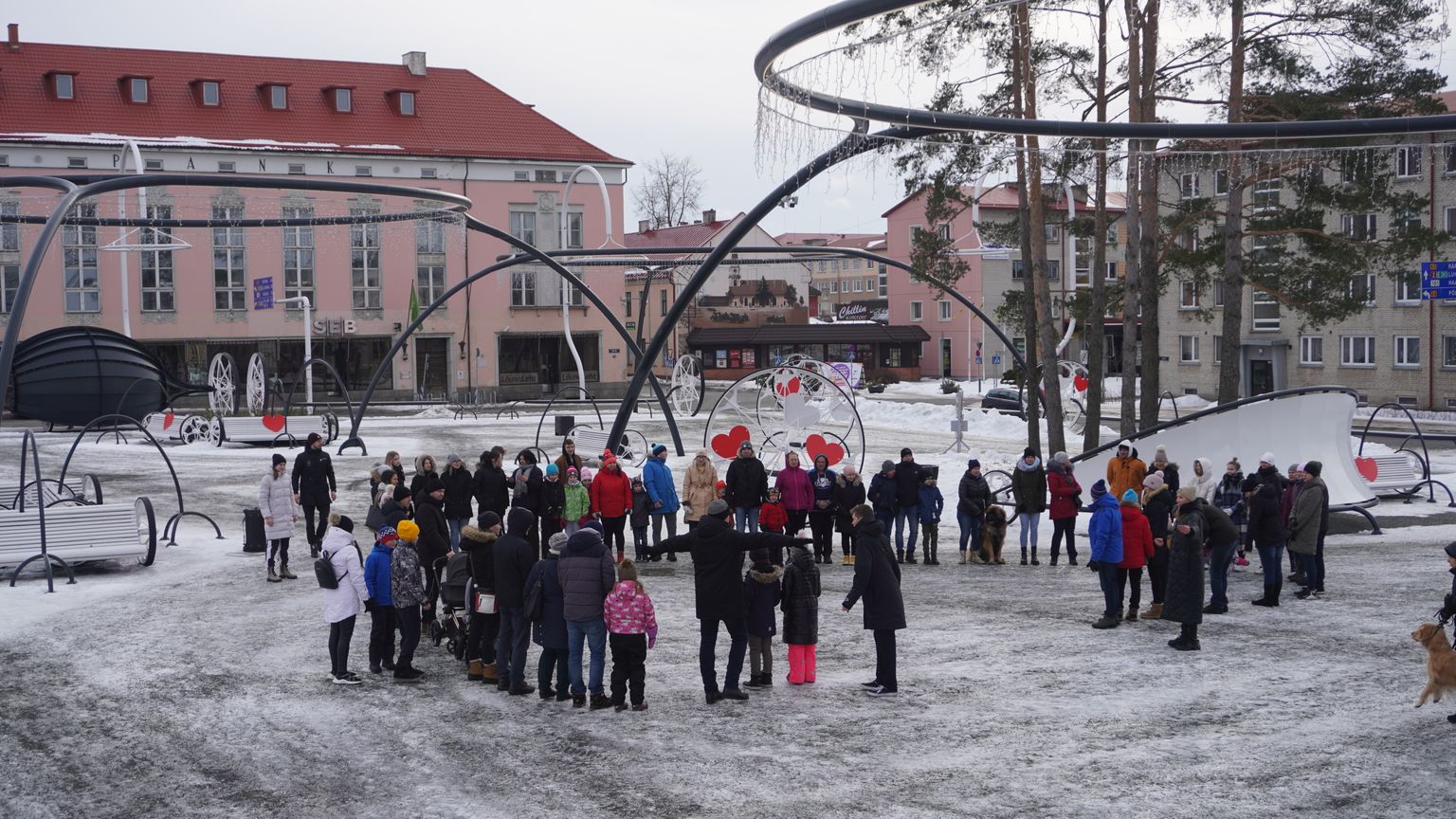 Võru keskväljakul moodustati Eesti suurimat südant.