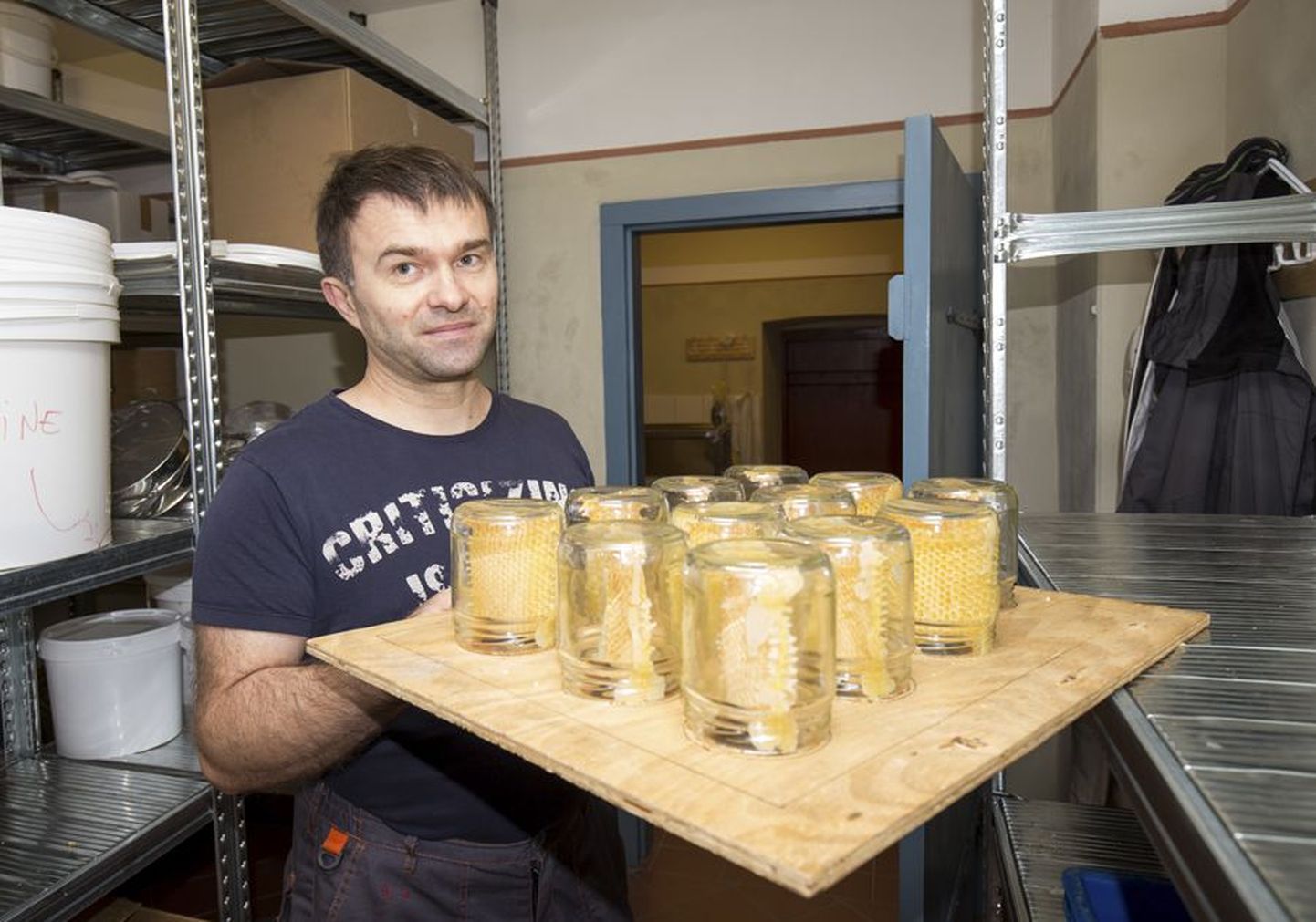 Sellised klaaspurkidega kaadervärgid asetas Valmar Lutsar sel suvel Olustveres tarudesse. Ühes peres ehitasid mesilased ka korralikke kärgi, nüüd pakutakse neid turistidele müügiks.
