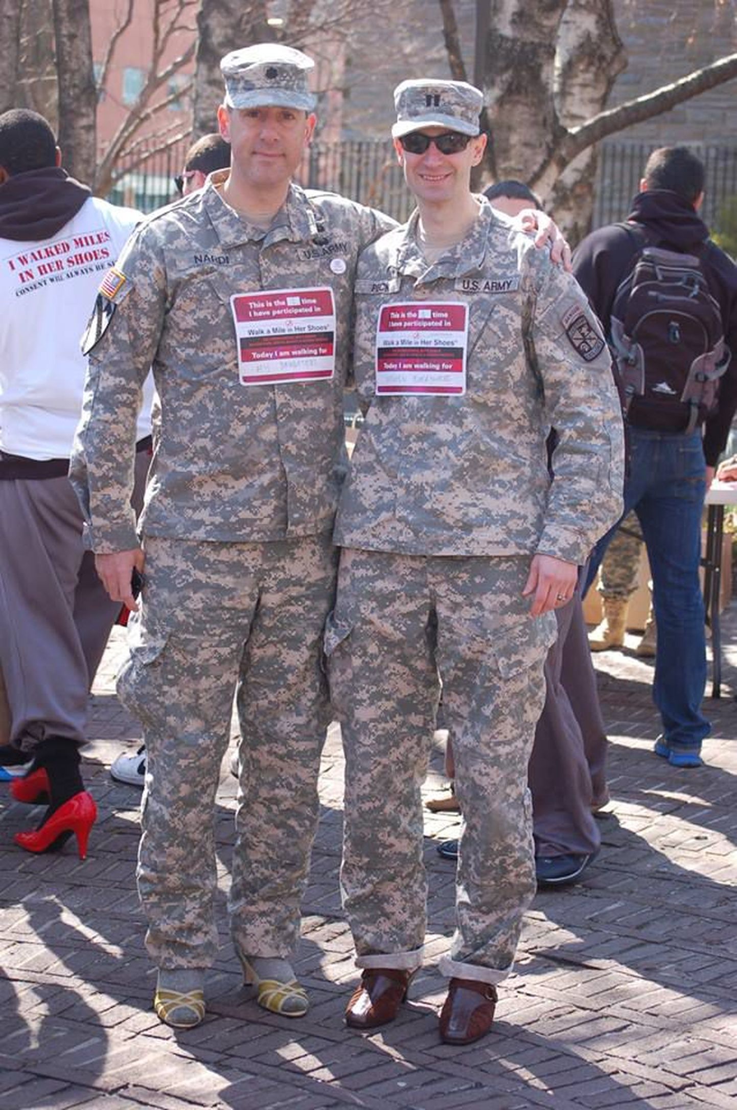 Кадеты ROTC вынуждены были маршировать в женских туфлях.