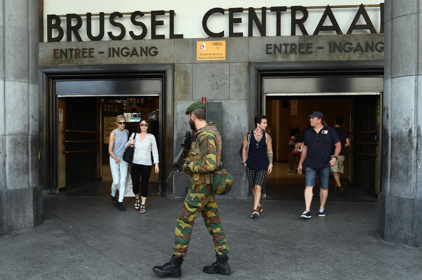 Eile nägi Brüsseli Keskraudteejaama esine välja taas tavapärane, sõdurid patrullivad seal juba rohkem kui aasta.