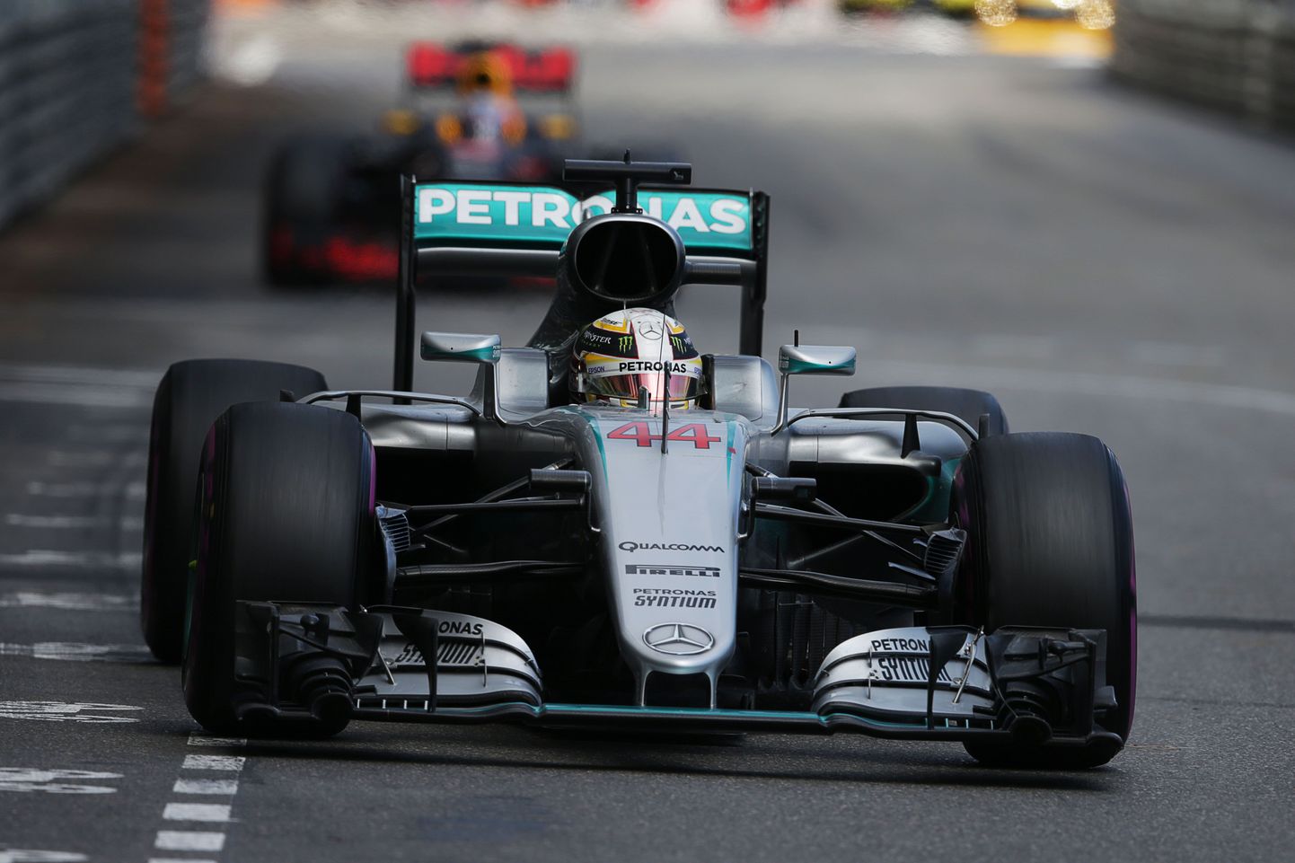 Lewis Hamilton võidutses Monaco vormel-1 etapil.