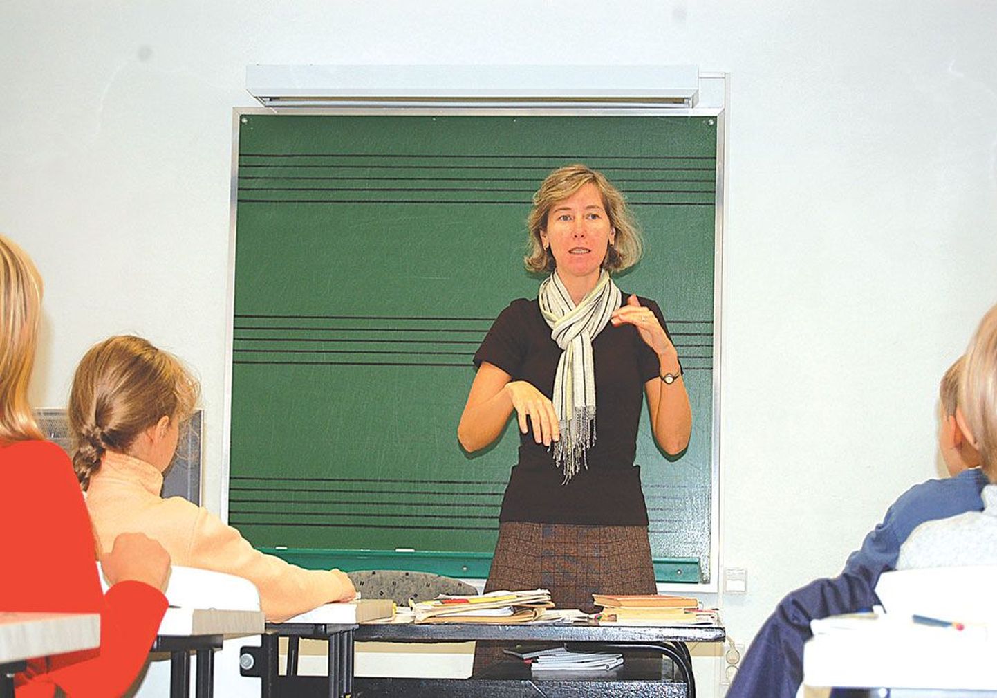 На уроке в музыкальной школе: Светлана Войтенко рассказывает ученикам об основах хорового искусства.