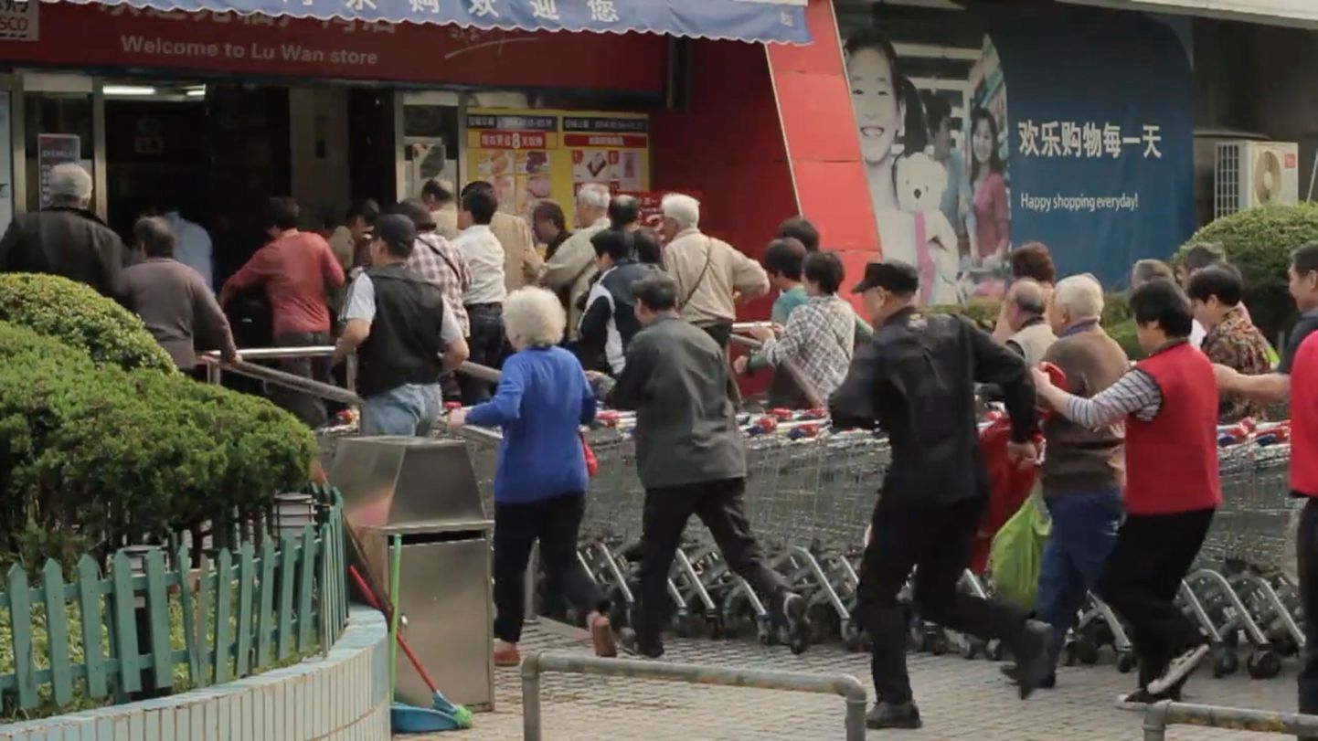Ostlejad tormavad hommikul Shanghais äsjaavatud Tesco supermarketi uste suunas.