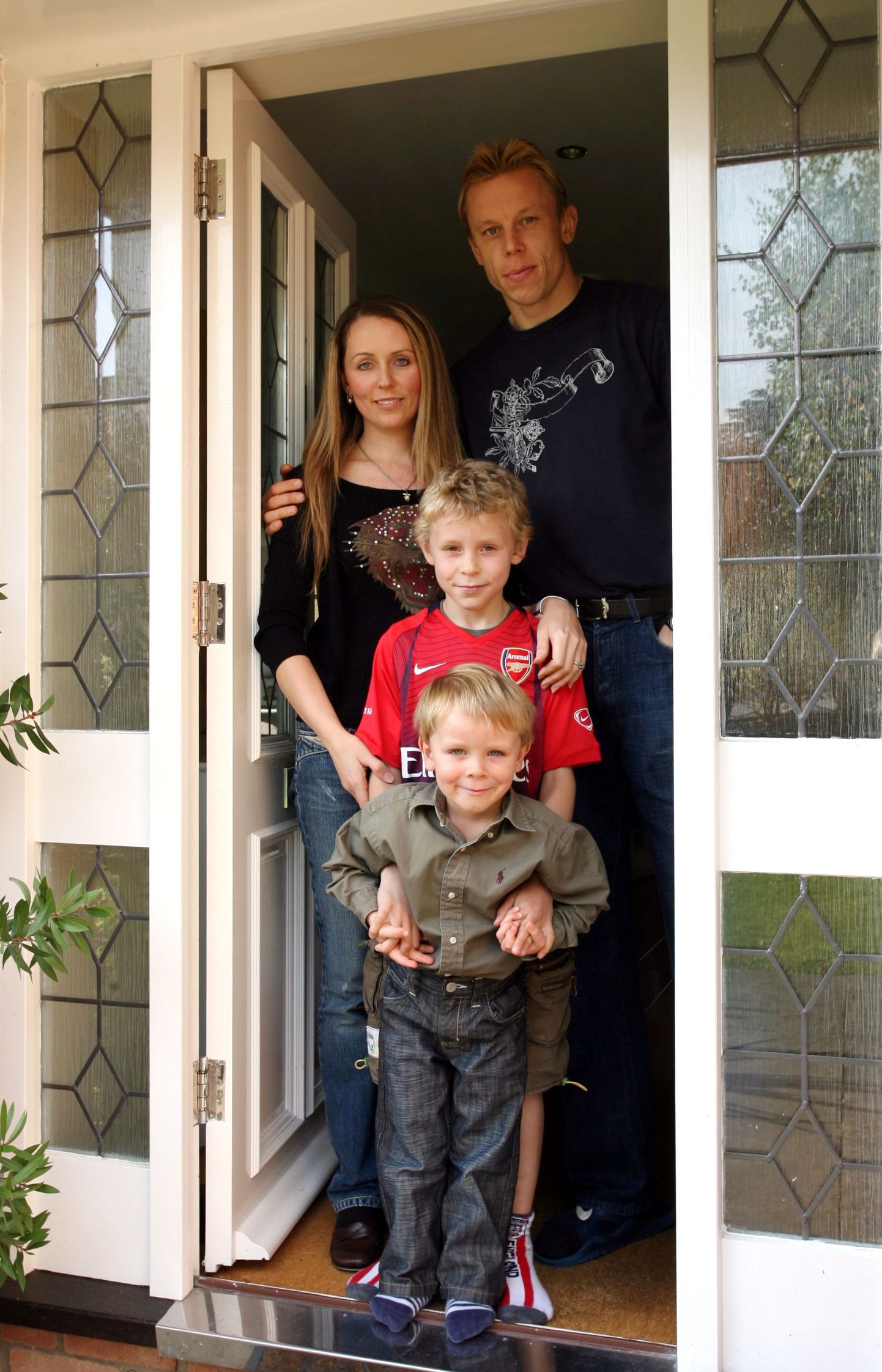 Pildil Mart Poom, vanem poeg Markus, noorem poeg Andreas ja naine Lissel.