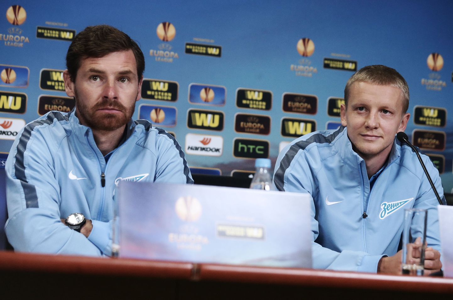 Наставник "Зенита" Андре Виллаш-Боаш (слева) дисквалифицирован на один матч, но в пресс-конференции ему участвовать власти УЕФА разрешили.