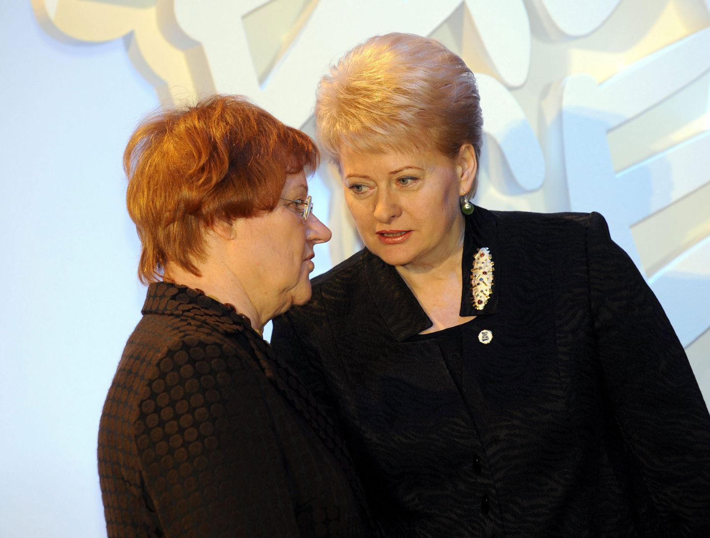 Kolleegid omavahel - Tarja Halonen (vasakul) ja Dalia Grybauskaite.