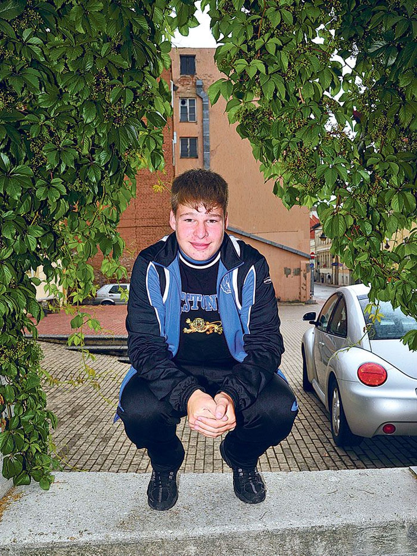 Prantsusmaal elav noor judoka Andres Kljujev on uhke oma Eesti päritolu üle ja näitab nii J. C. Saverne’i sini-must-valget klubisärki kui seal all peituvat Estonia kirjaga T-särki.