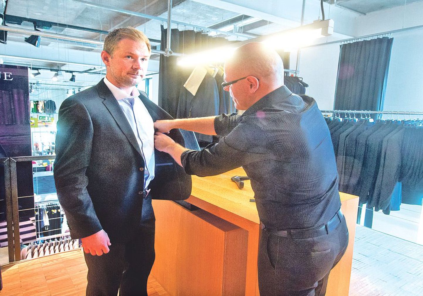 Ja mis meil siin taskus on? Eesti jalgpallikoondise peatreeneri Magnus Pehrssoniga tegeleb Baltmani tõeline aare Veiko Lindre, mees nagu elav ülikonna-aabits. Ta teenindab Baltmani eritellimusülikonna kliente juba aastakümneid.