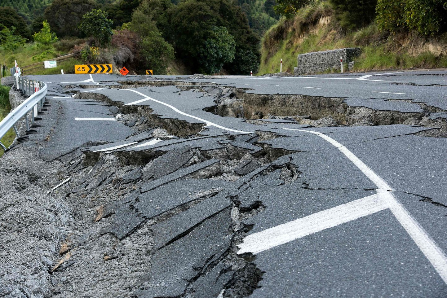 16. novembri maavärinas lõhenenud maantee.