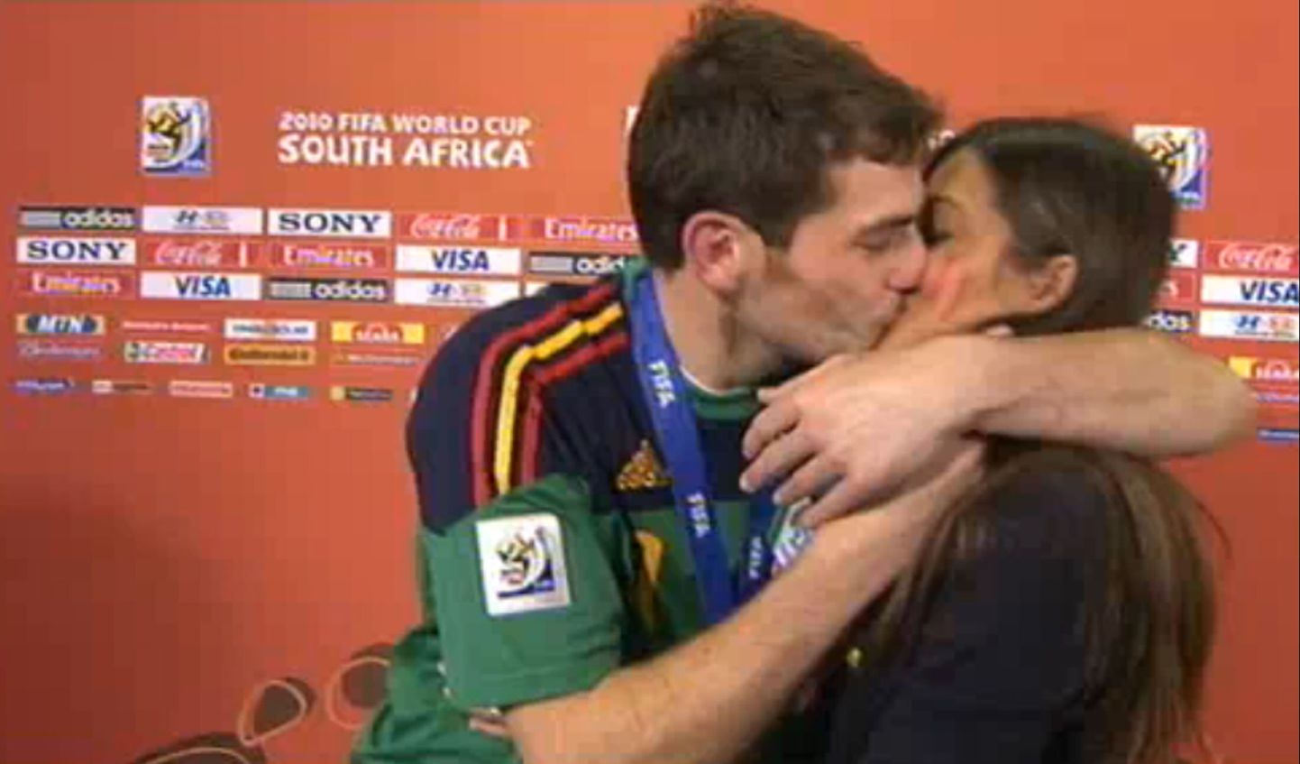 Kaks aastat tagasi tähistas Hispaania koondise väravavaht Iker Casillas MM-tiitlit niimoodi, et suudles otse-eetris oma telereporterist kallimat Sara Carbonerot.