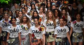 Галерея: Dolce & Gabbana возродили футболки со знаковой эмблемой