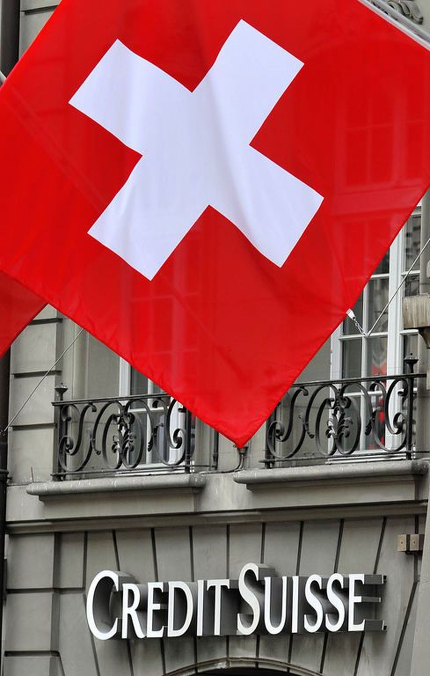 Šveitsi lipp lehvimas Credit Suisse'i kontori ees Bernis.