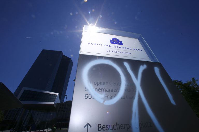 Meeleavaldajad sodisid teisipäeval Euroopa Keskpanga peakontorile kreekakeelse "EI!".        Foto: Reuters / Scanpix