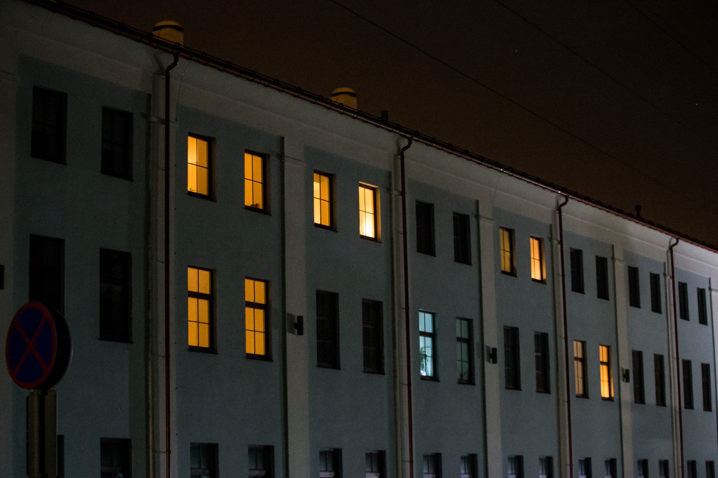 Elektrikatkestus on jätnud üle terve Eesti pimedaks ligi 10 000 kodu aknad.