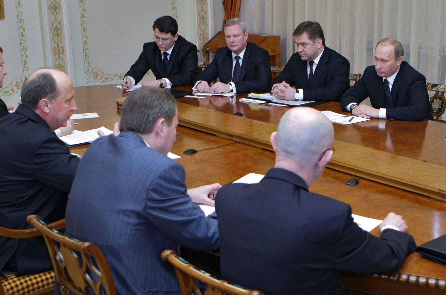 Leedu peaminister Andrius Kubilius (vasakul) kohtus Vene valitsusjuhi Vladimir Putiniga (paremal).