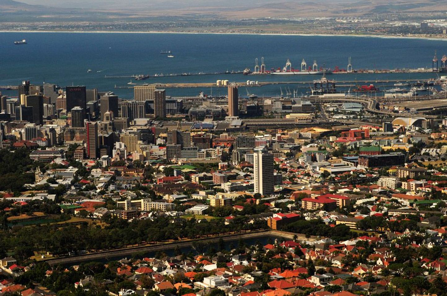 Vaade Laudmäelt Kaplinnale, kus elab kokku üle 3 miljoni elaniku. Riigi parlament asub Kaplinnas ja seepärast nimetatakse Kaplinna Lõuna-Aafrika seadusandlikuks pealinnaks.