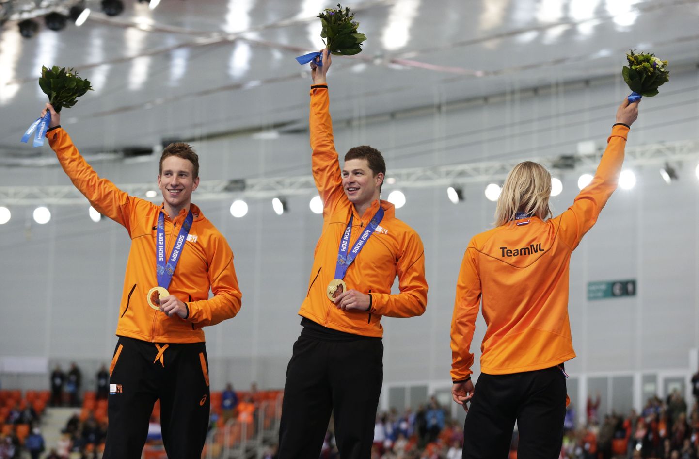 Võidukas Hollandi meeskond Jan Blokhuijsen (paremalt), Sven Kramer ja Koen Verweij.