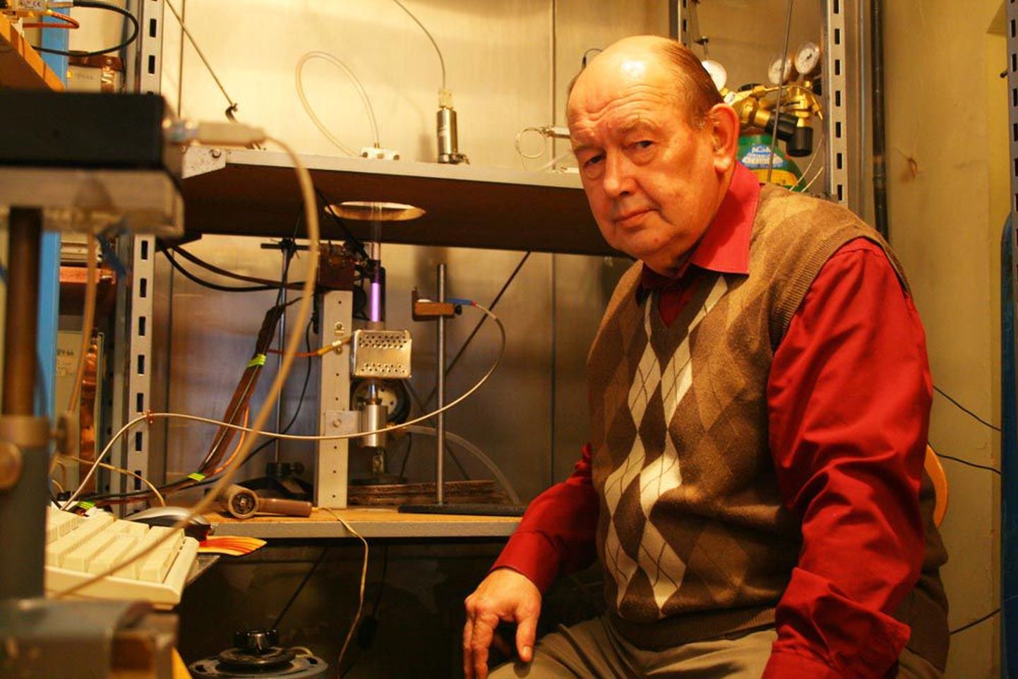 Helenduva gaasi spektri mõõtmiseks juhib Tartu Ülikooli füüsika instituudi gaaslahenduslabori optika ja spektroskoopia dotsent Matti Laan valguse optilise kaabli abil spektomeetrisse. Niisuguse kaabli loomiseni viiva avastuse tegijatele määrati tänavune Nobeli füüsikapreemia.