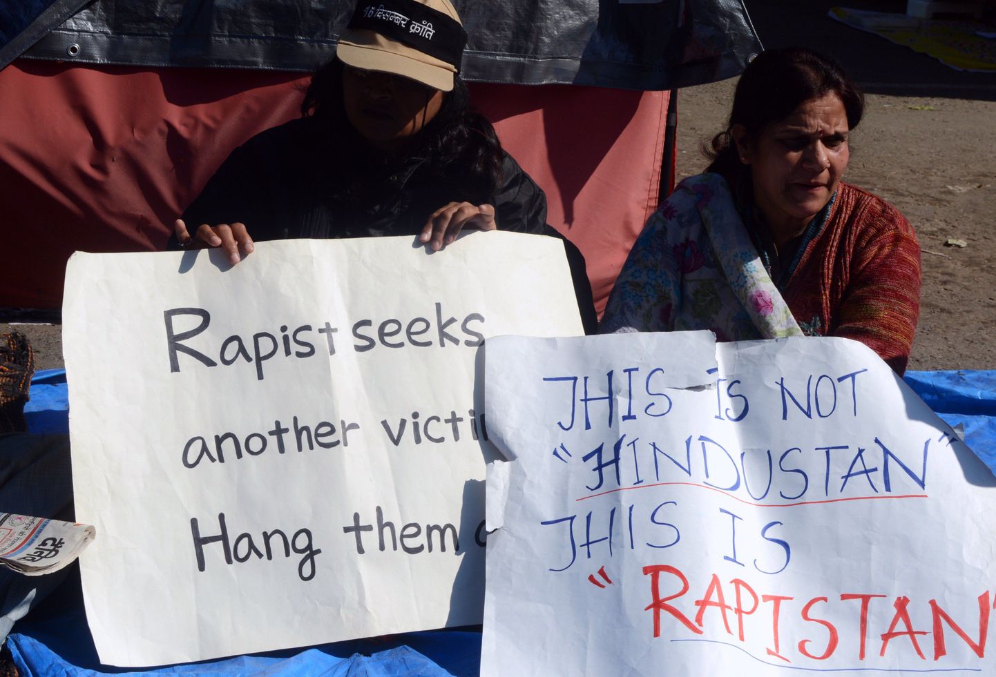 India aktivistid New Delhis avaldamas meelt naistevastase vägivalla vastu.