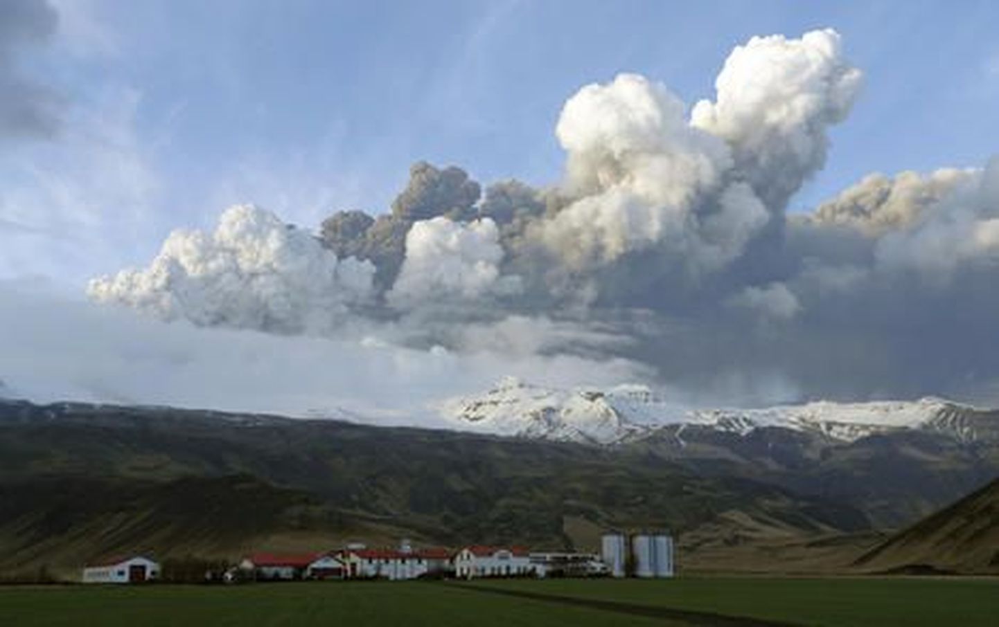 Облака вулканического пепла над Исландией.