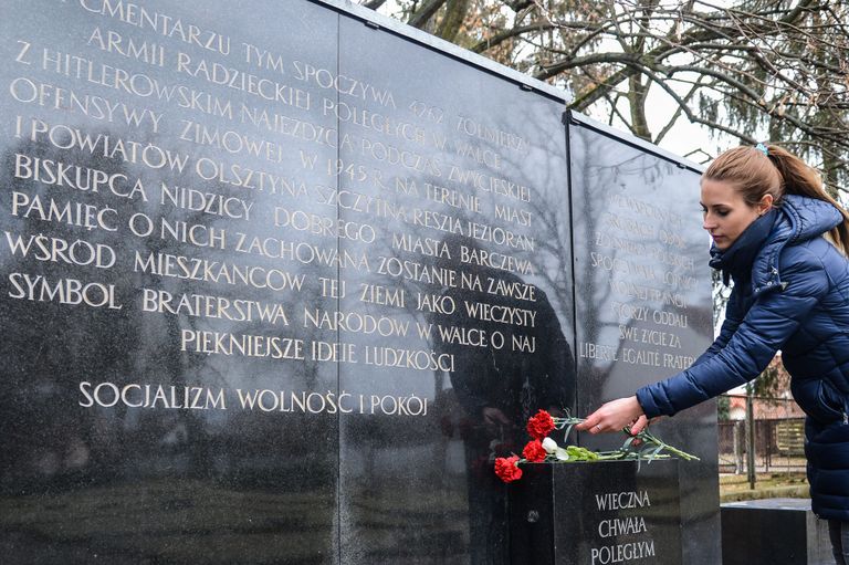 Olsztyni rahvusvahelisel kalmistul asuvat mälestusmärki seadusmuudatus ei puuduta, kuigi sinna on maetud Teises maailmasõjas surma saanud punaarmeelasi, poolakaid ja prantslasi. Foto: Alexey Vitvitsky/Scanpix